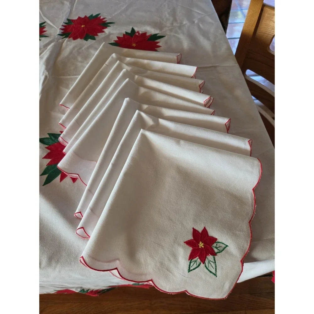 Poinsettas 66 Round Tablecloth White Red & Green Scalloped Edge 8 Napkins Retro
